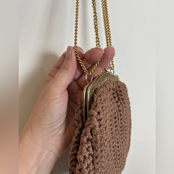 Vintage 60s Crocheted Handbag, Decorative Gold Frame & Chain, Kiss Clasp - Picture 10 of 11